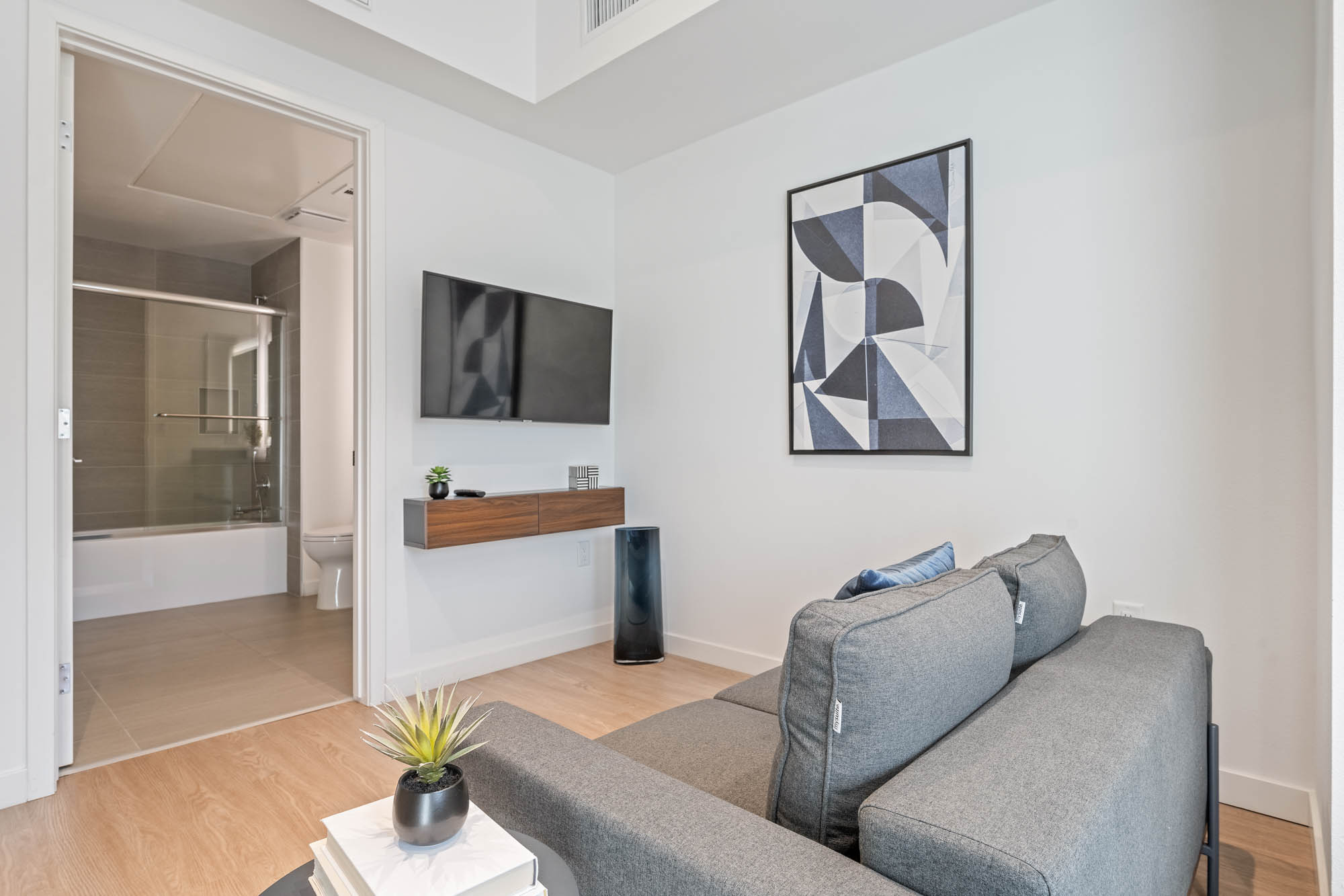 Los Angeles Apartment: 8820 Belford Ave