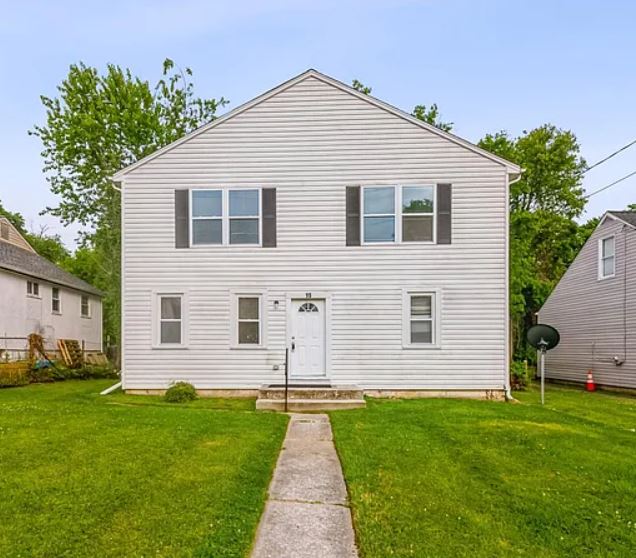 Pikesville House: 15 Village Rd