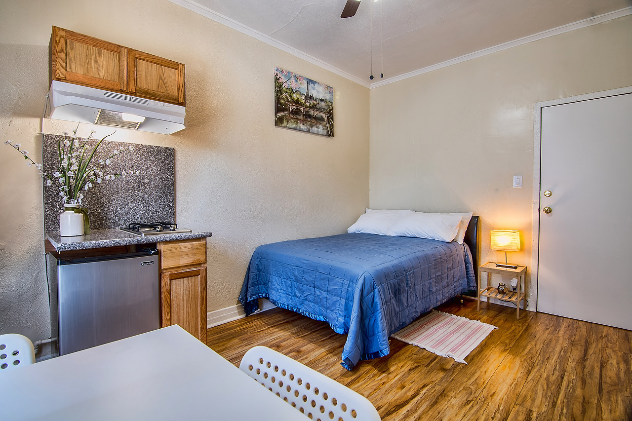 Los Angeles Apartment: 907 W 17th St