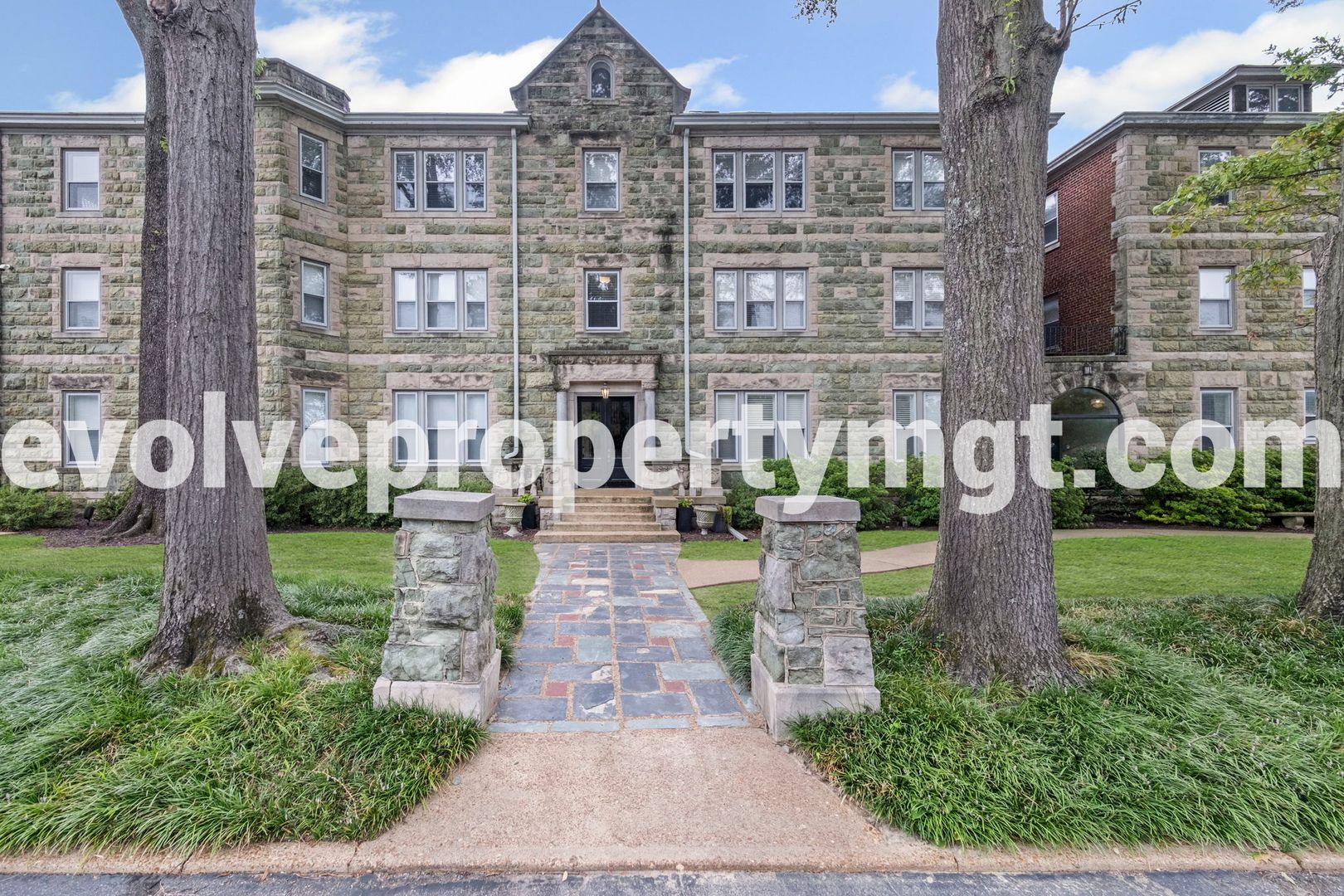 Memphis House: 1116 Poplar Ave