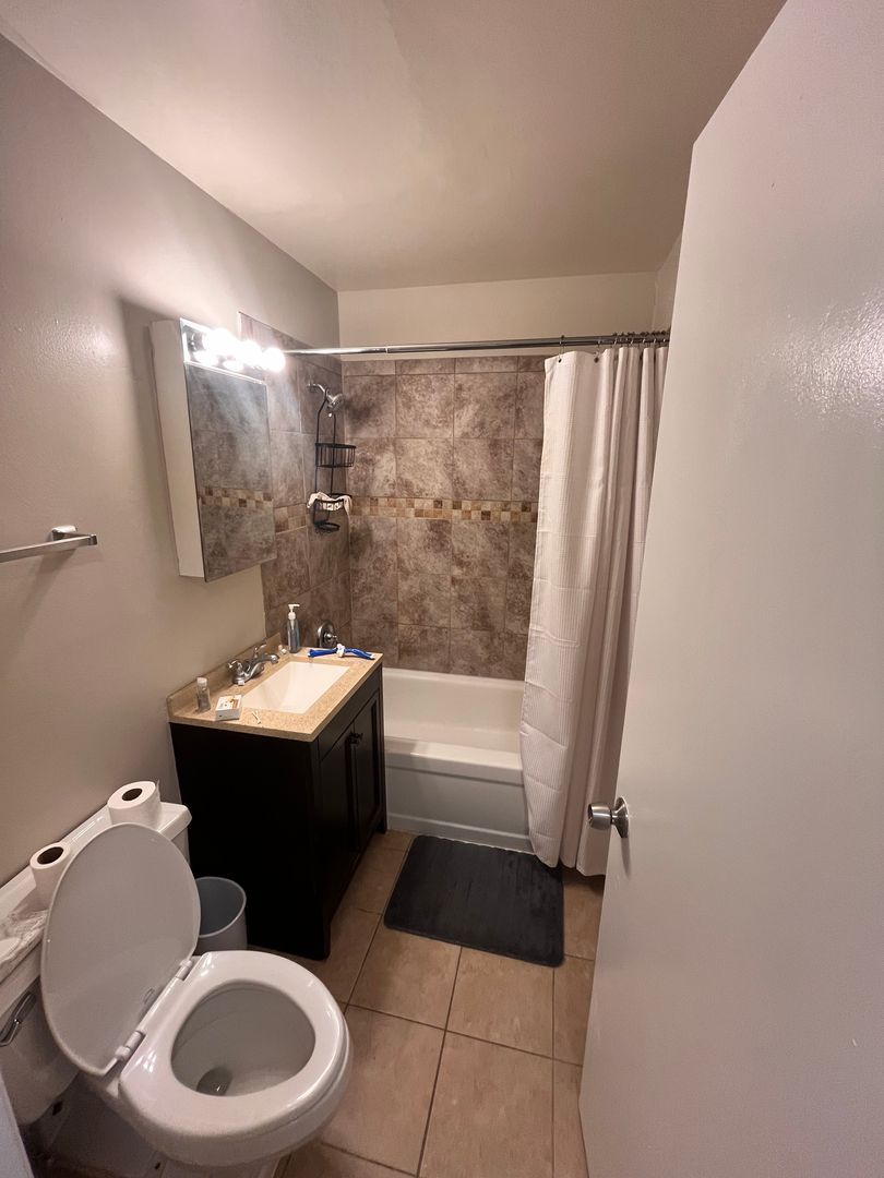 Lisle Apartment: 4955 Fender Rd