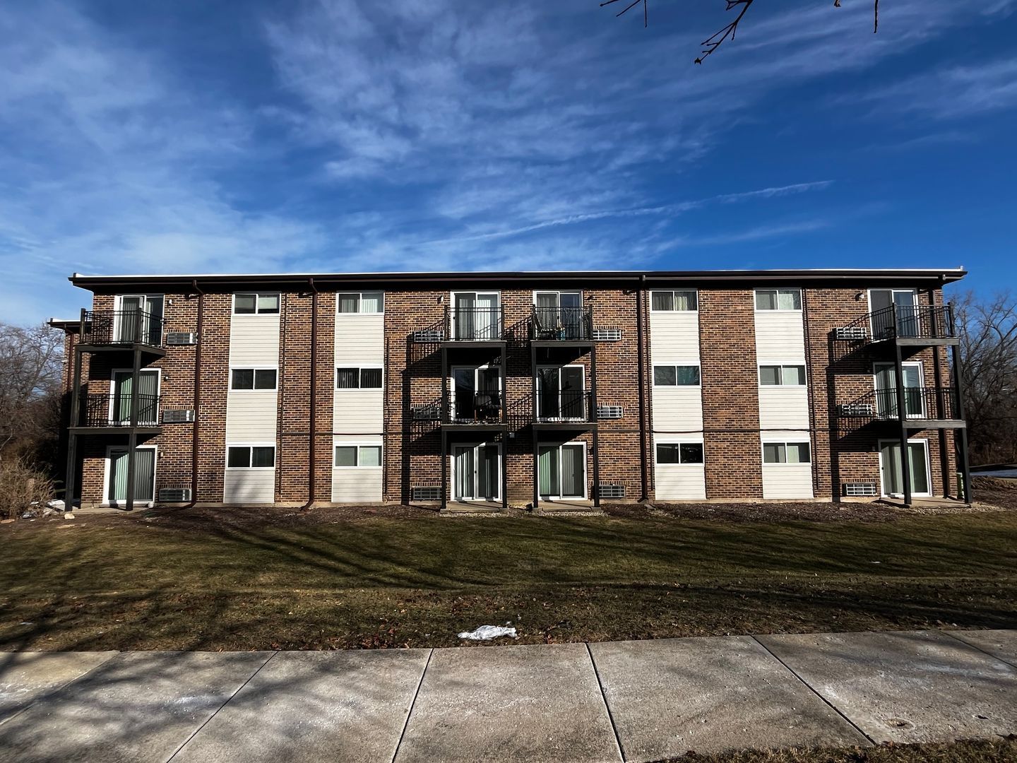 Lisle Apartment: 4955 Fender Rd
