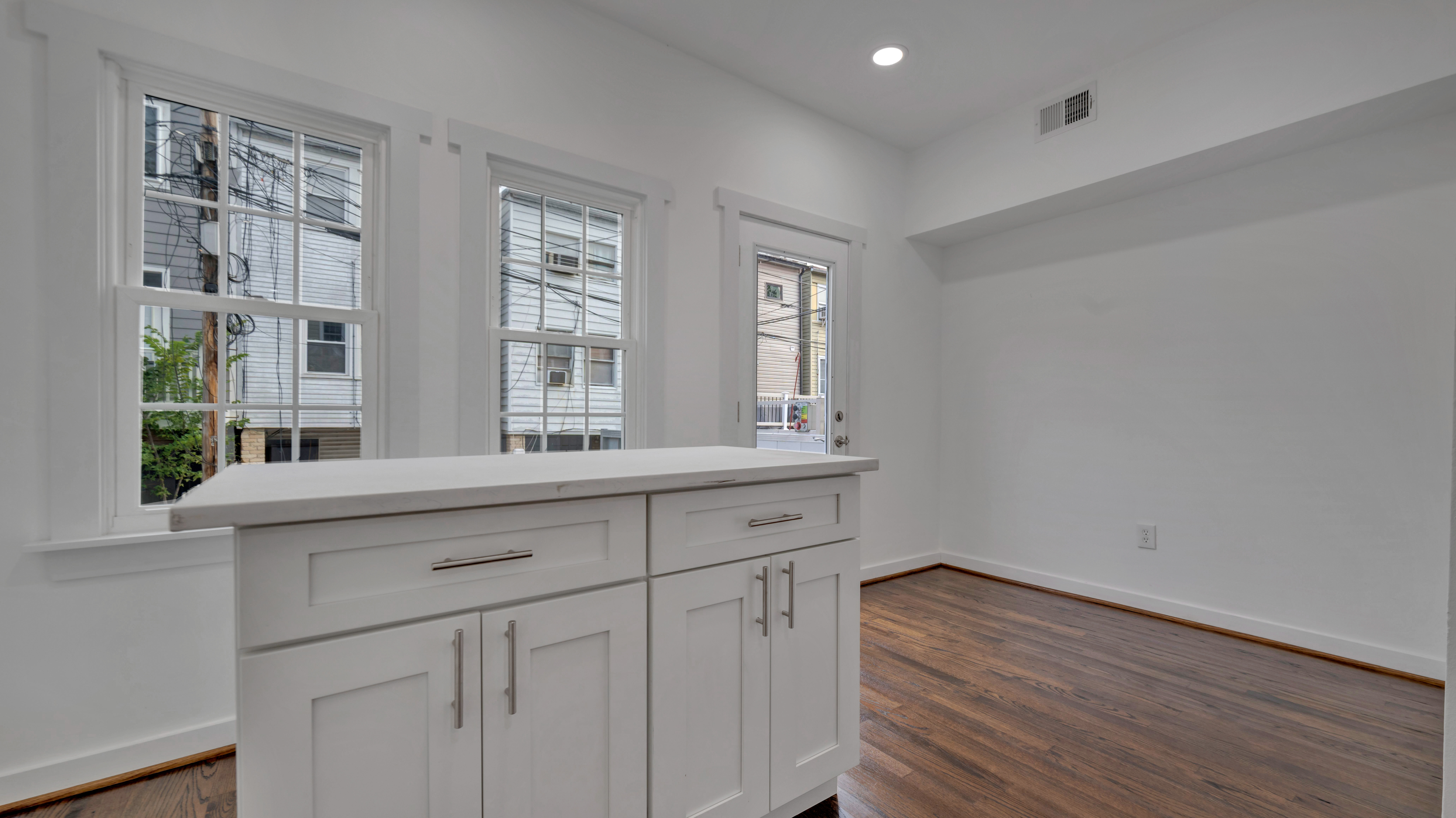 Washington House: 228 Cromwell Ter NE