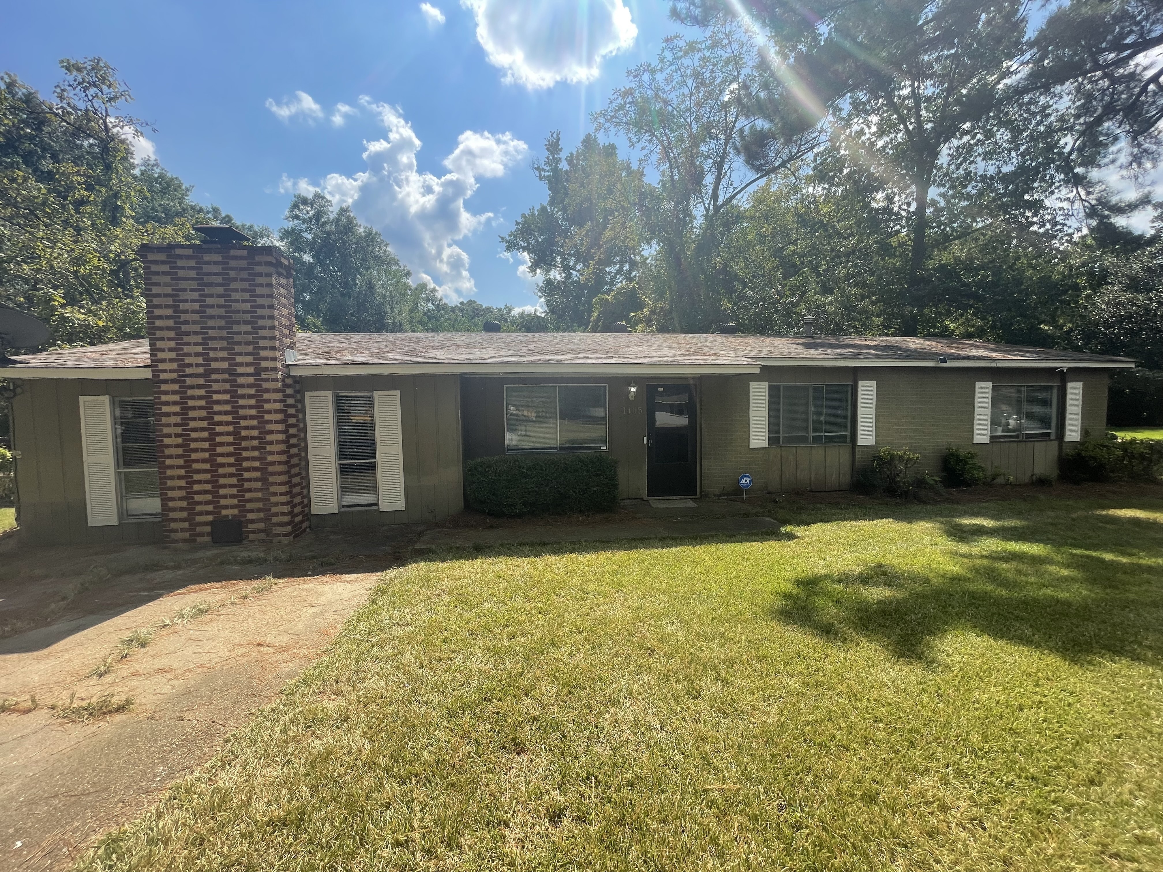 Jackson House: 1405 Dianne Dr