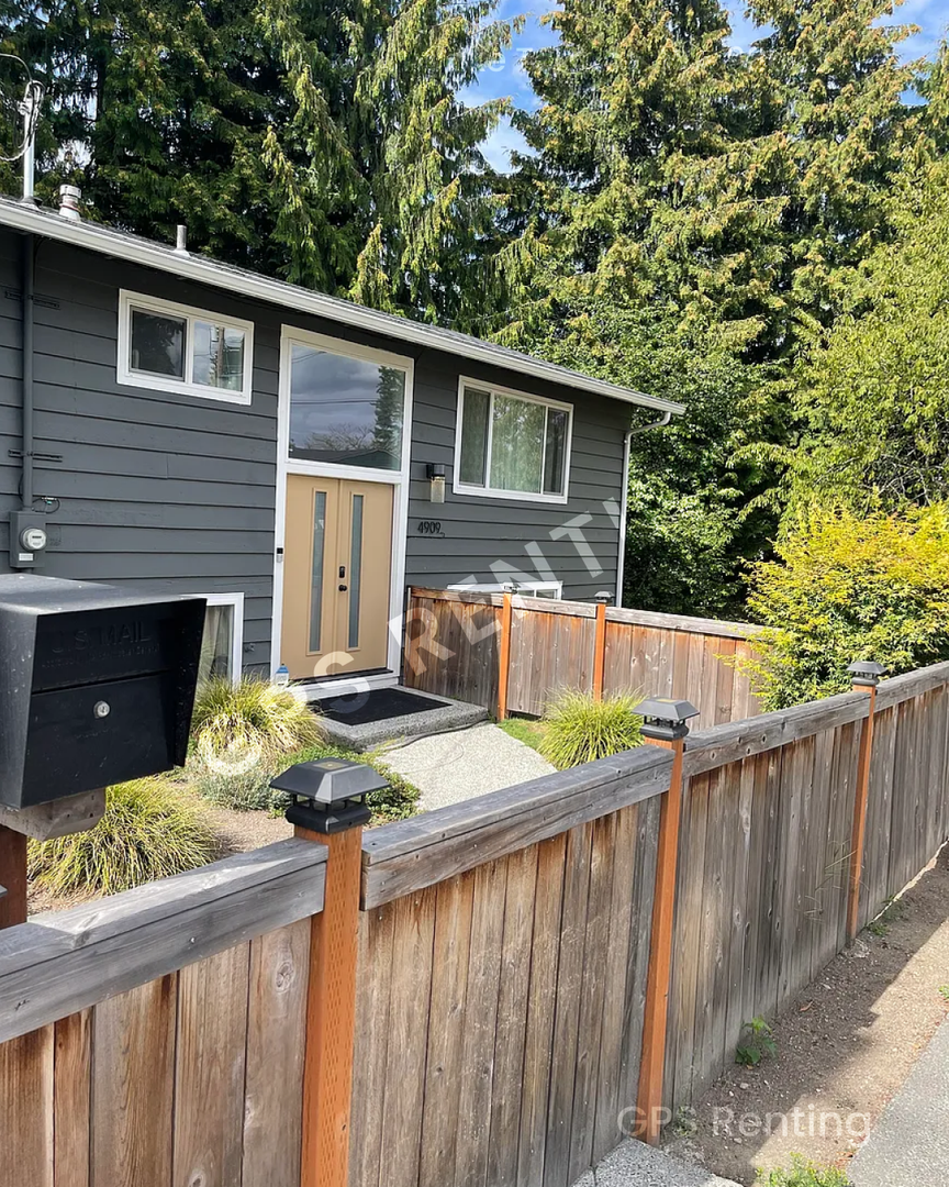 Mountlake Terrace House: 4909 216TH PL SW