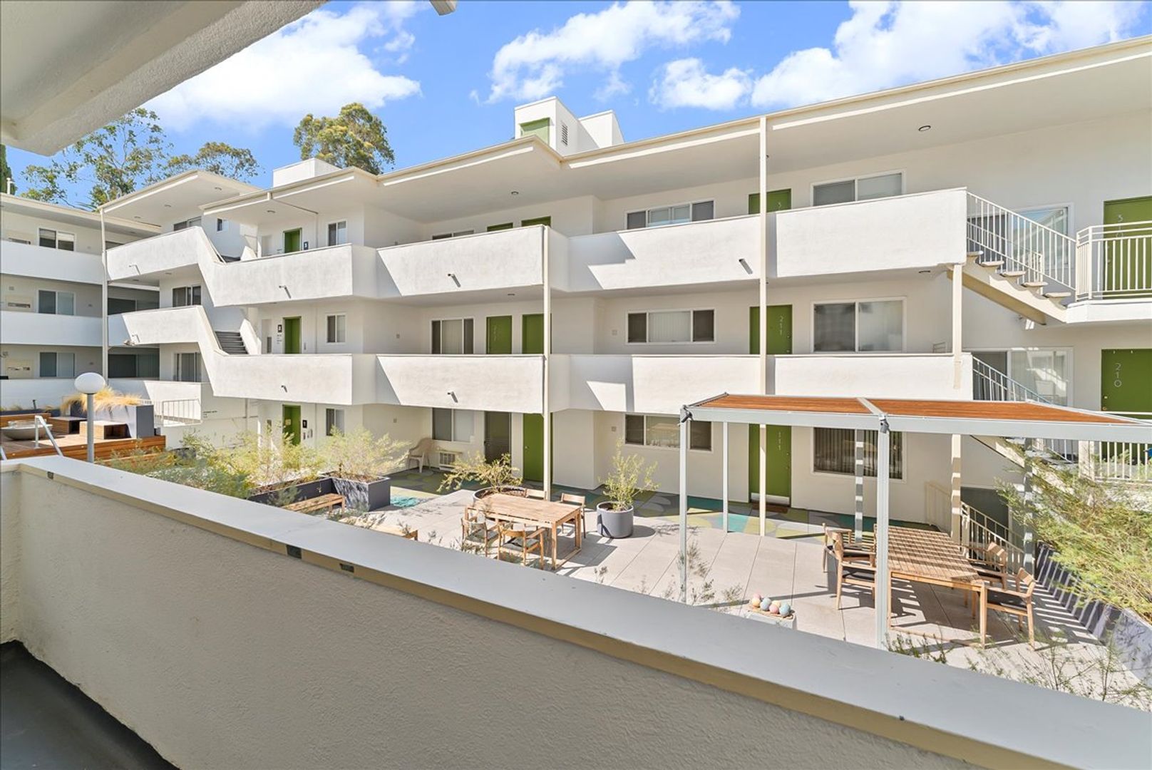 Los Angeles Apartment: 6615 Franklin Ave