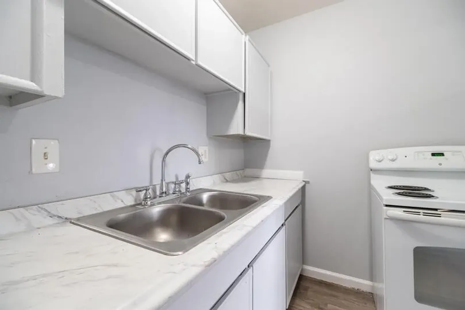 Aurora Apartment: 16300 E Colfax Ave