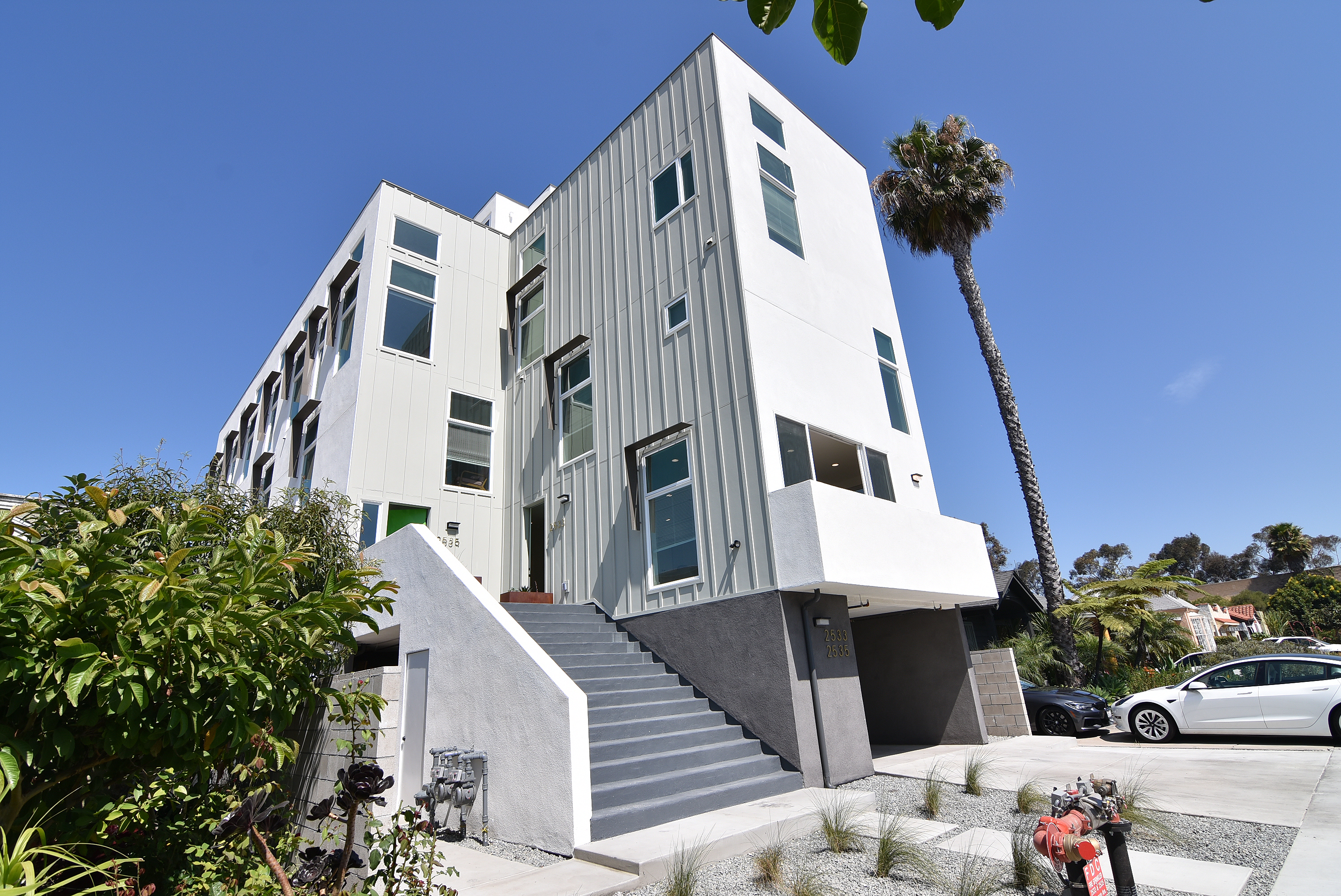 Los Angeles Condo: 2533 S Curson Ave