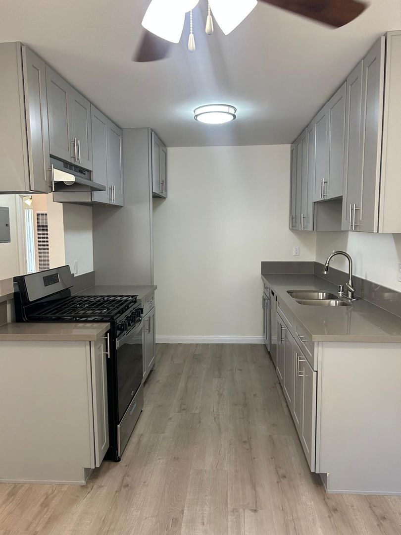 Encino Condo: 5130 Yarmouth Avenue