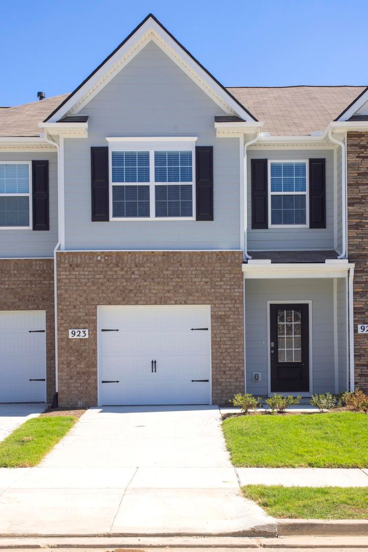 Lebanon House: 923 Shorttail Lane