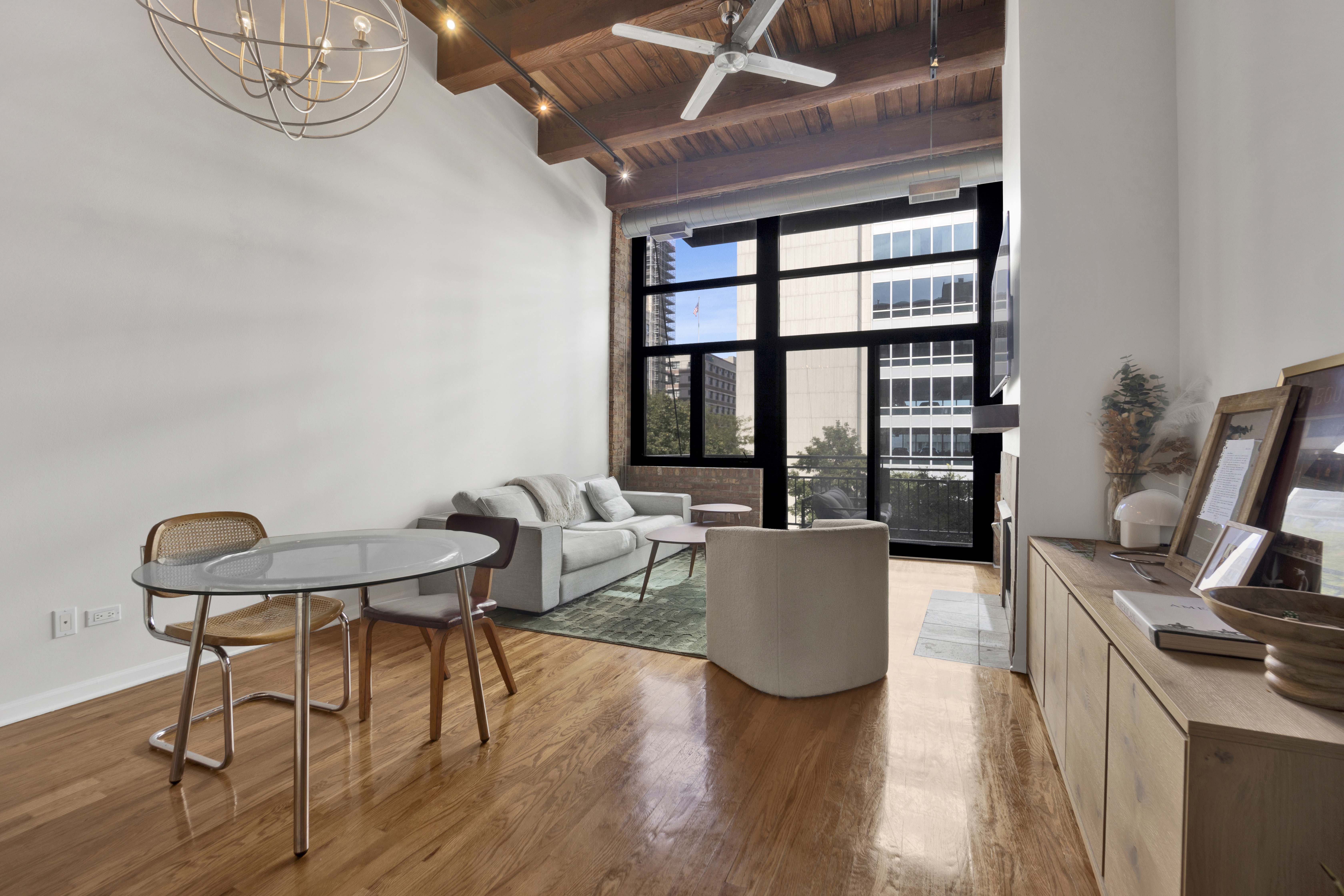 Chicago Condo: 525 W Superior