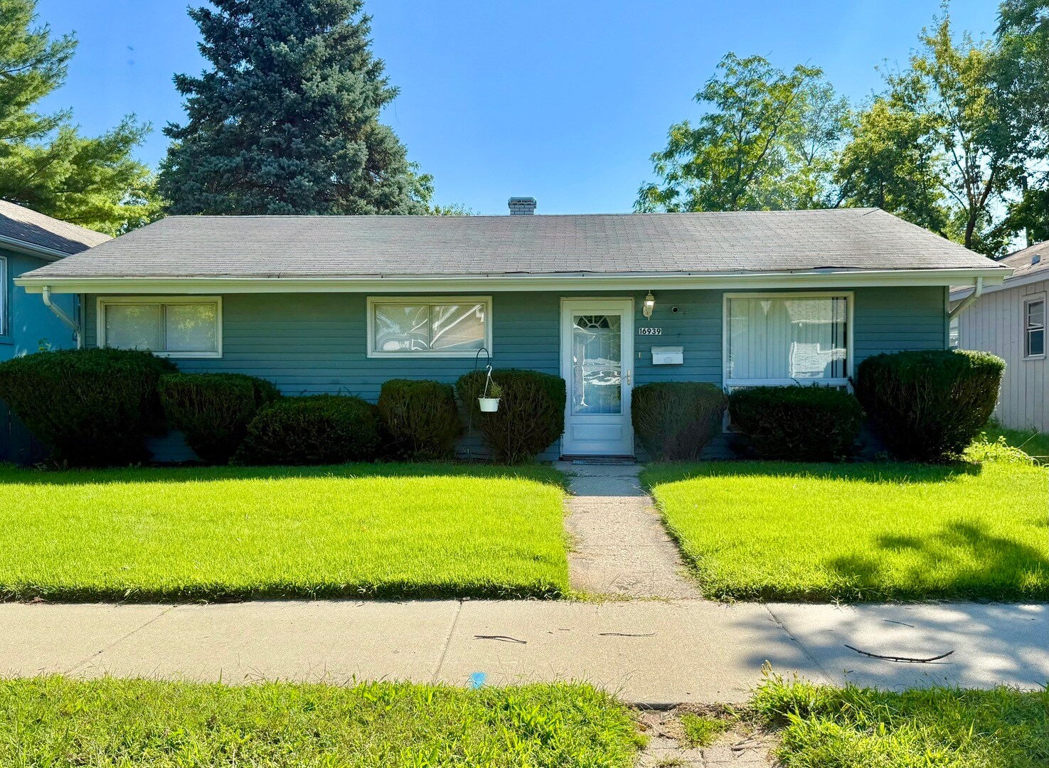 Hazel Crest House: 16939 Jodave Ave,