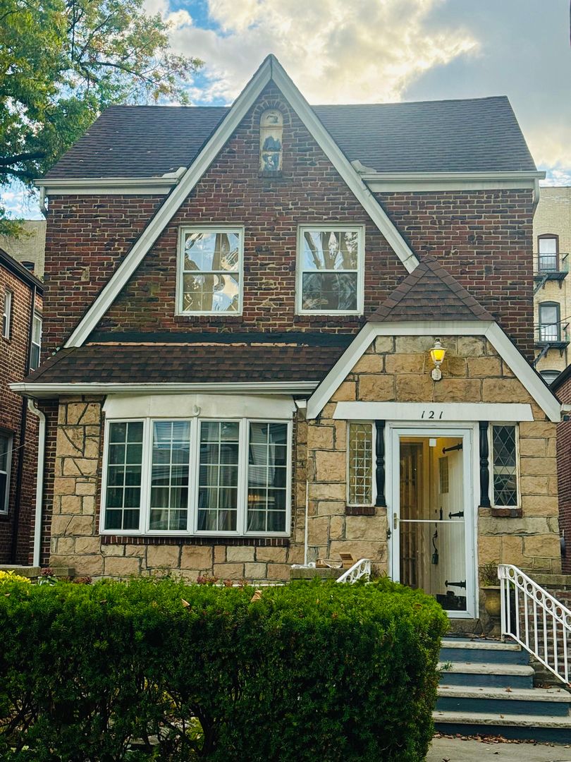 Jersey City House: 121 Bentley Ave