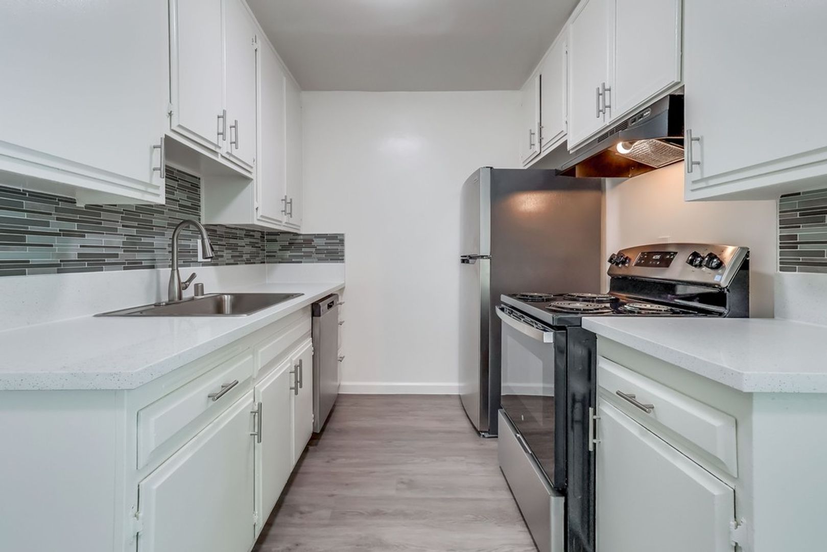 Inglewood Condo: 333 W Queen St