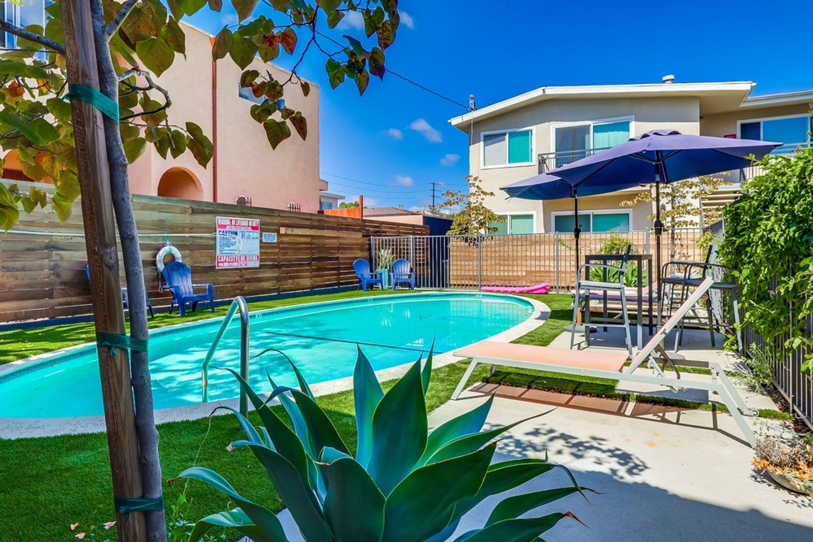 Inglewood Condo: 333 W Queen St