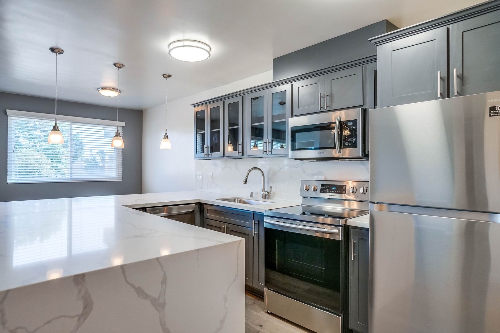 Inglewood Condo: 621 E 99th St