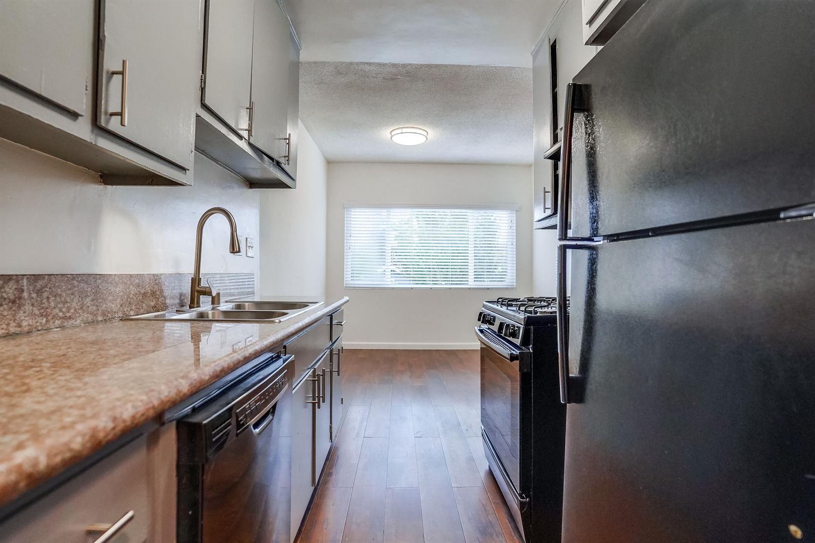 Inglewood Condo: 537 Hyde Park Blvd