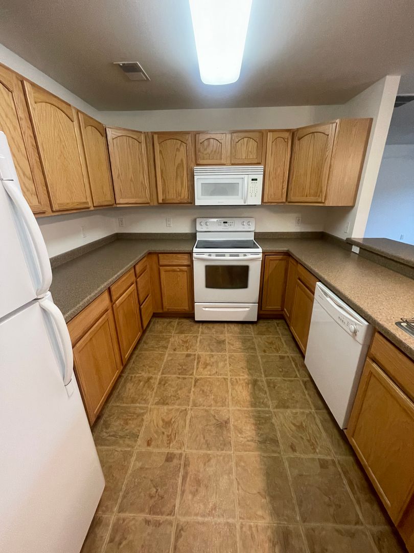 OREGON Apartment: 218 WOLFE St