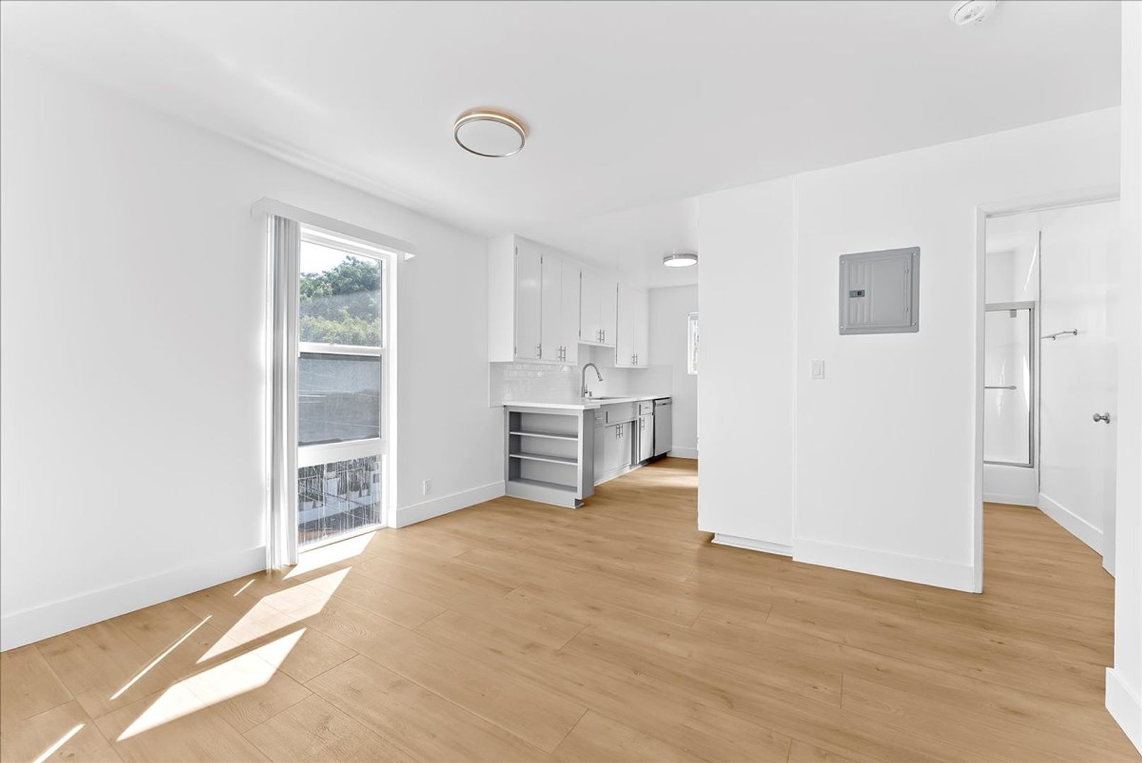 Los Angeles Apartment: 6615 Franklin Ave