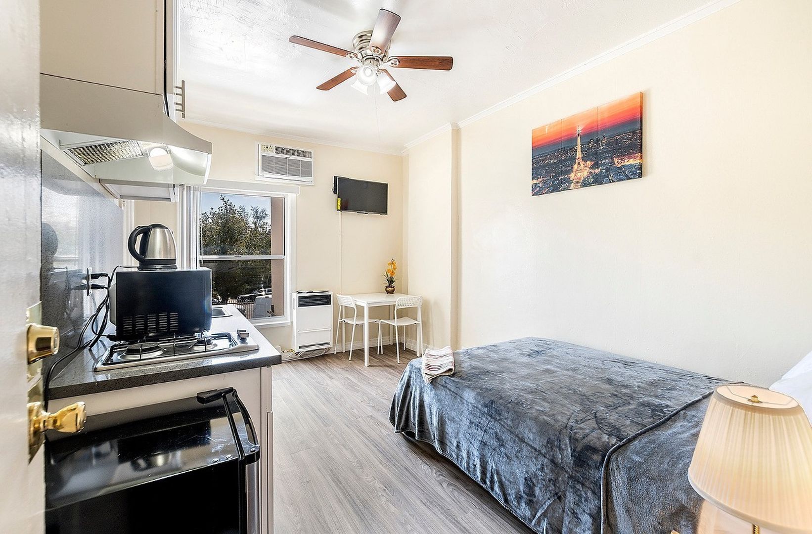 Los Angeles Apartment: 907 W 17th St