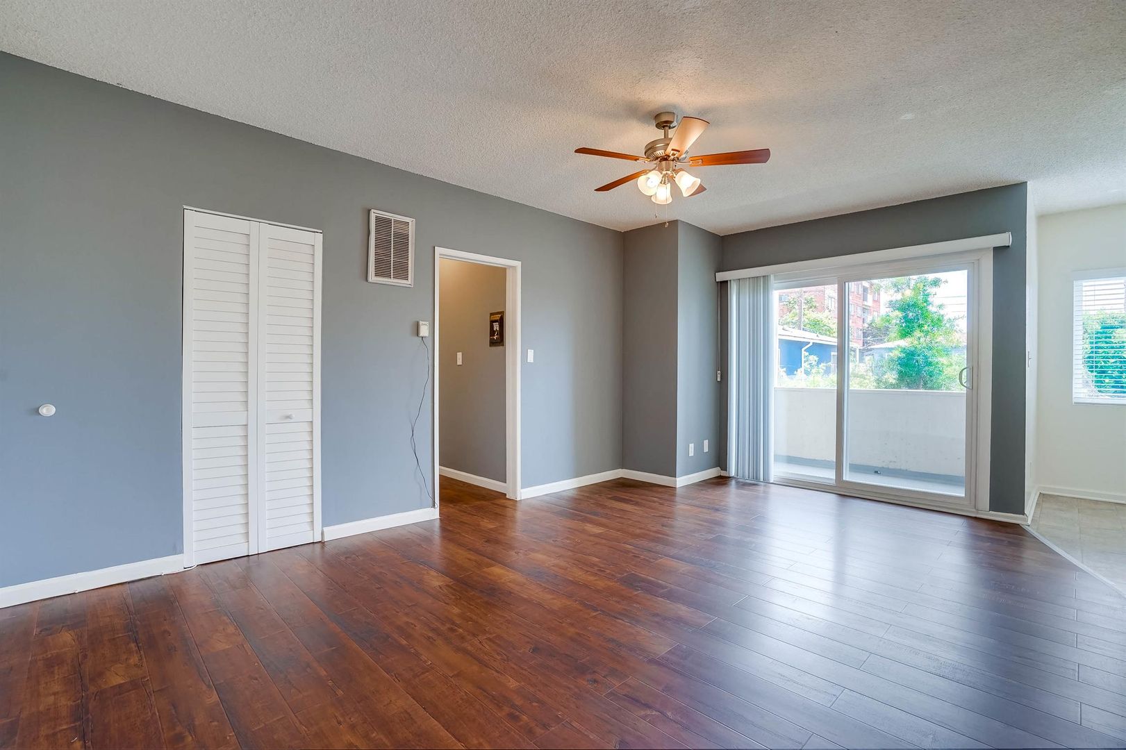 Inglewood Condo: 537 Hyde Park Blvd