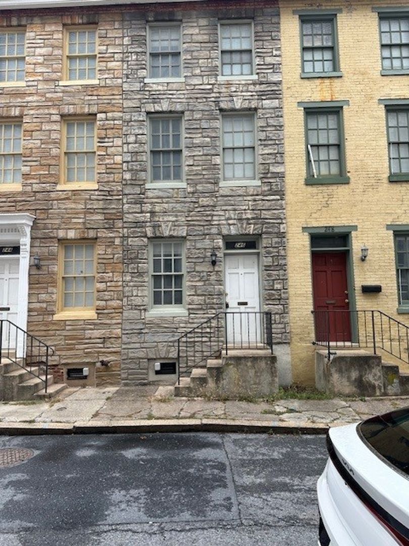 Harrisburg House: 246 Liberty St