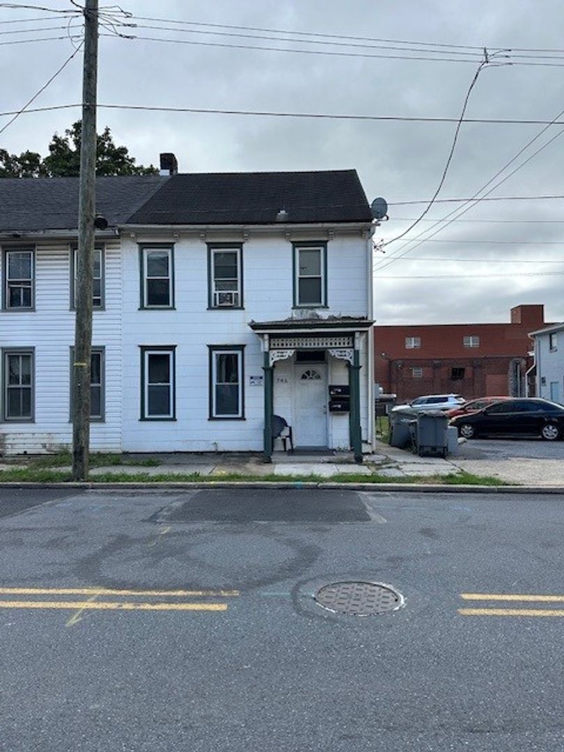 Lebanon Condo: 746 Maple St