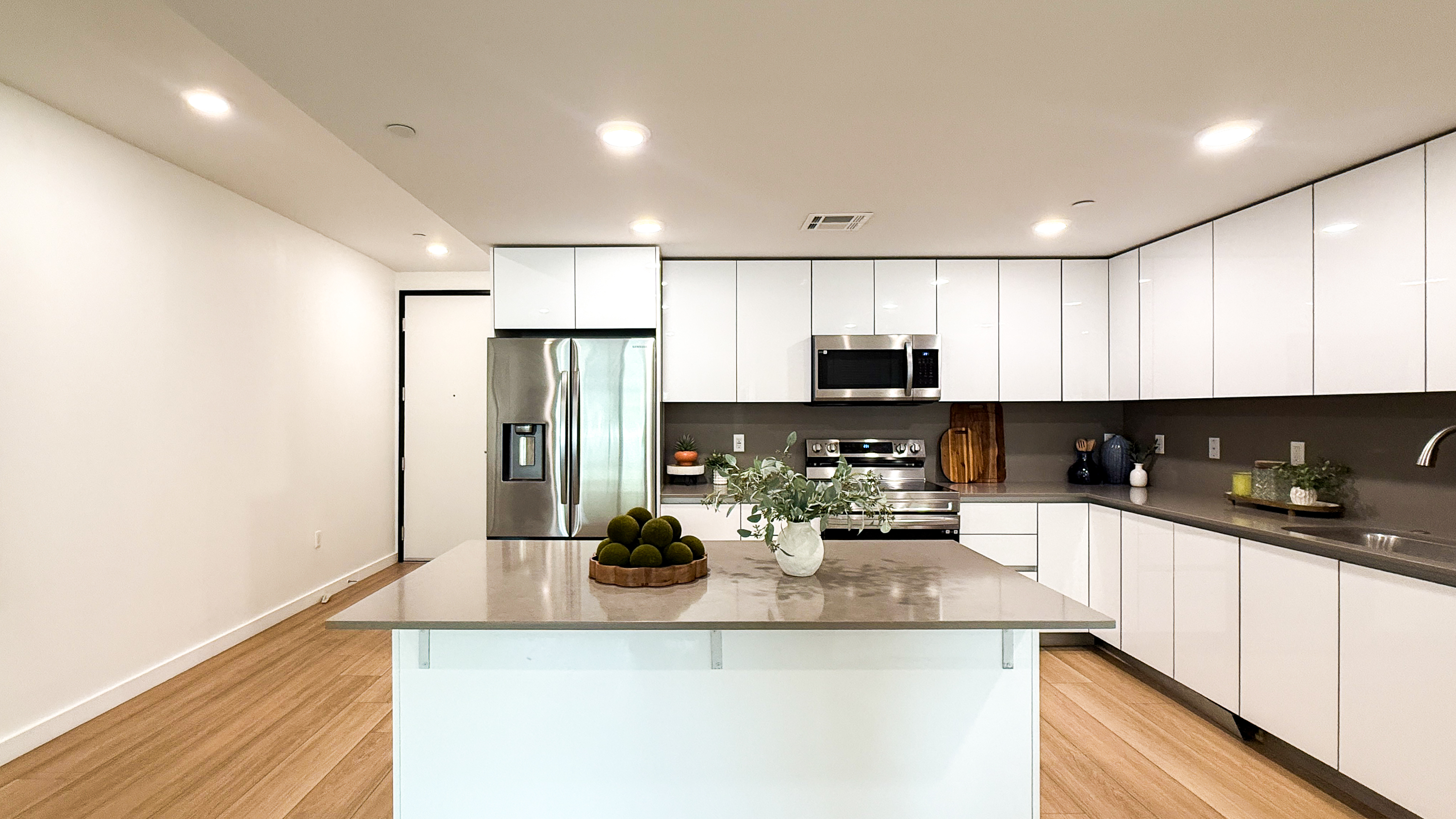 Los Angeles Apartment: 1759 N Gower St