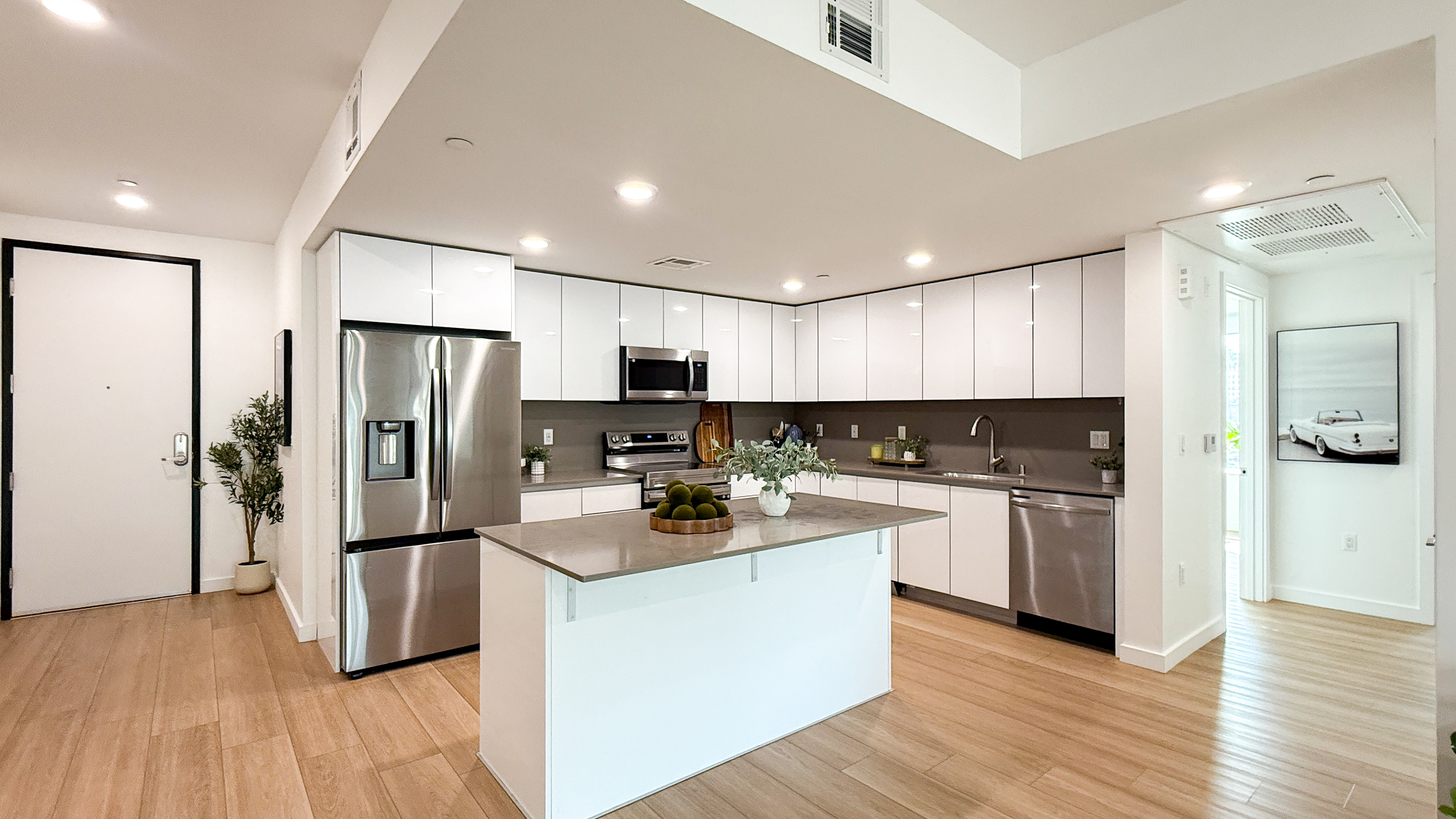 Los Angeles Apartment: 1759 N Gower St