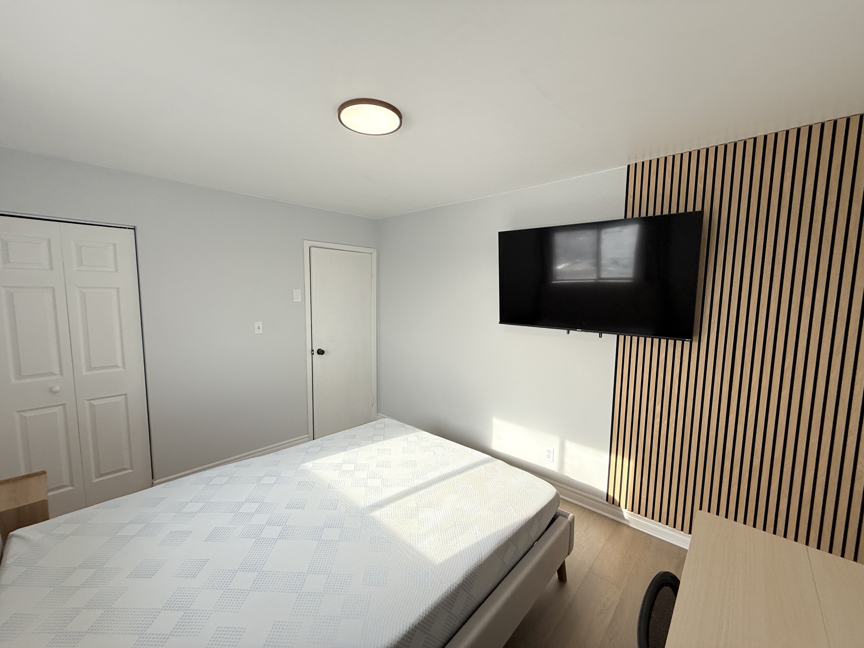 Windsor Condo: 1989 Wyandotte St W