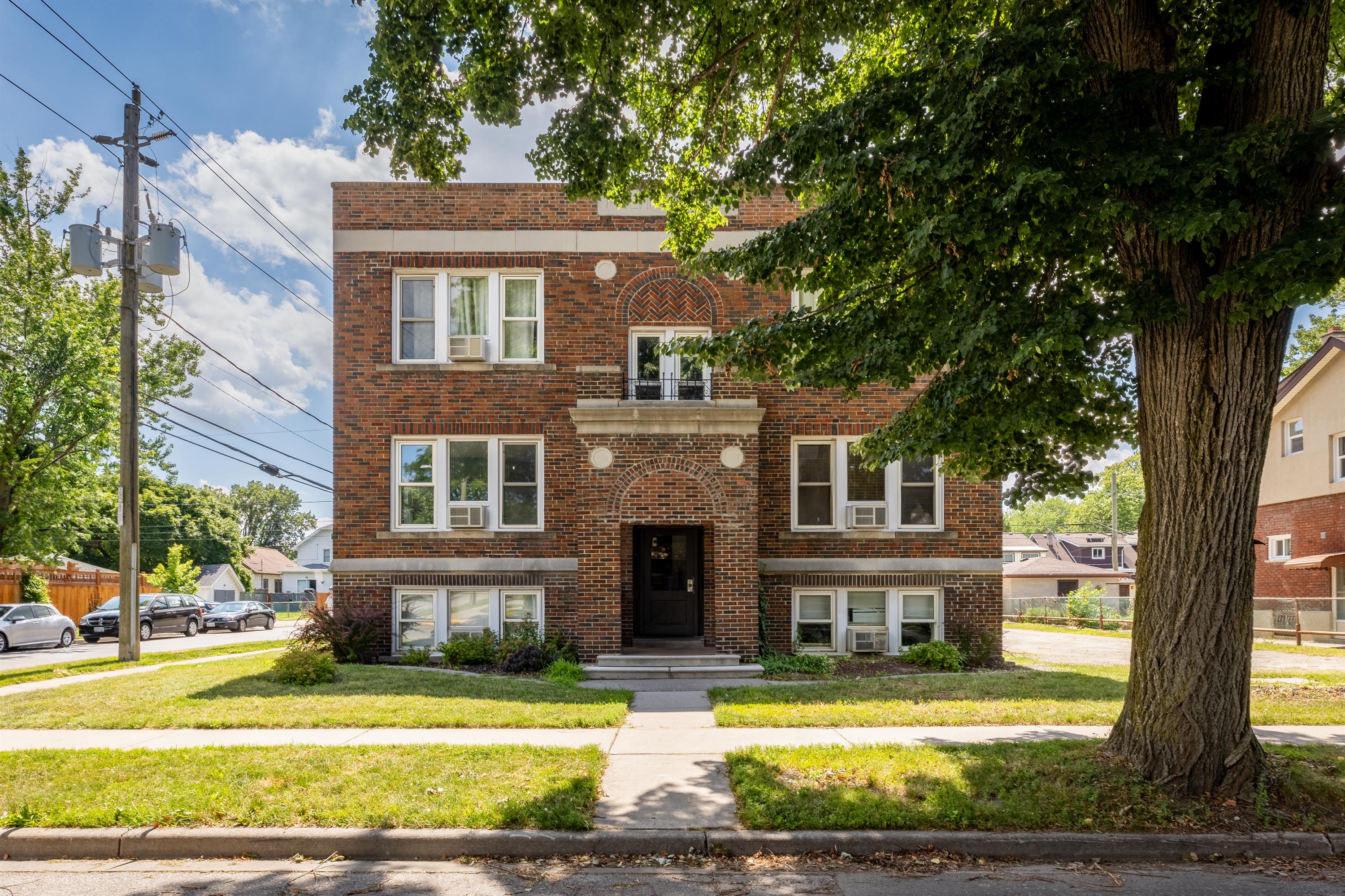 Windsor Condo: 1495 Gladstone Ave