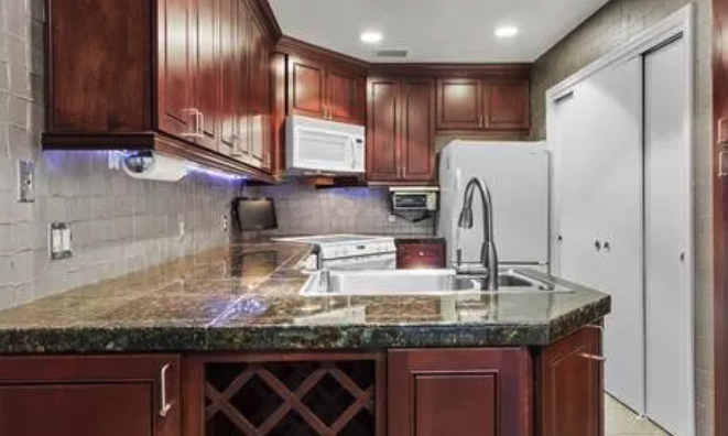 Addison Condo: 4067 Beltway