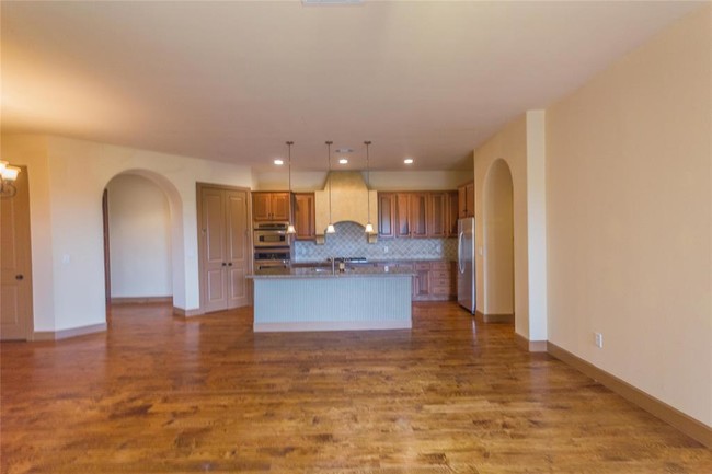 Irving Condo: 610 Via Ravello