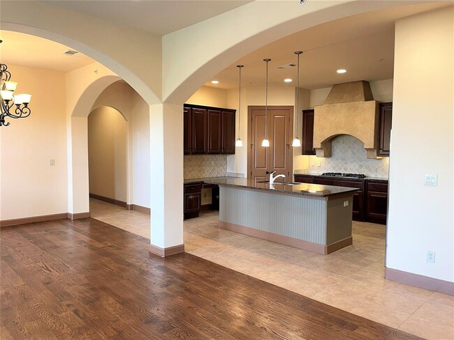 Irving Condo: 555 Via Amalfi