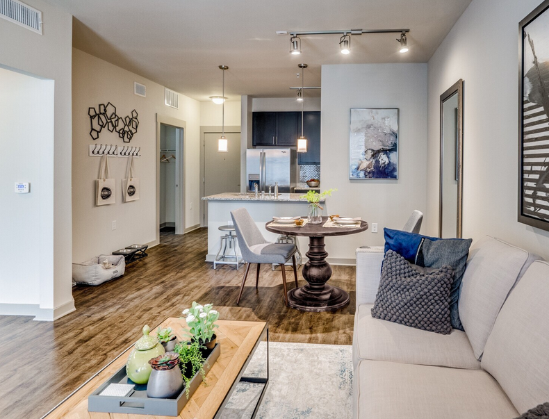 Plano Condo: 926 E 15th St