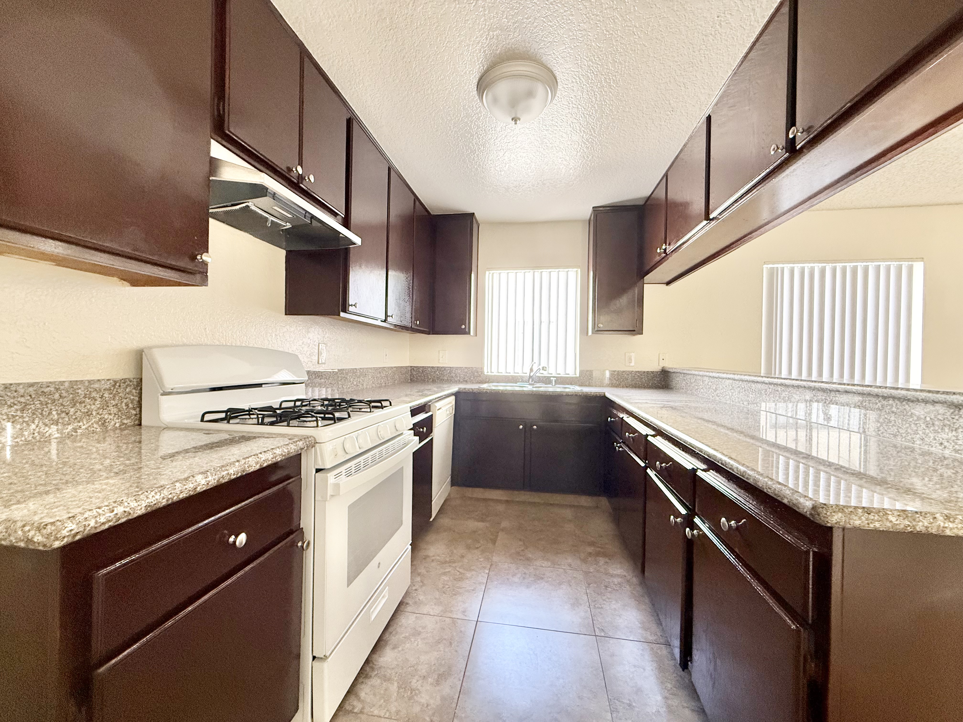 Los Angeles Condo: 8926 Burnet Ave