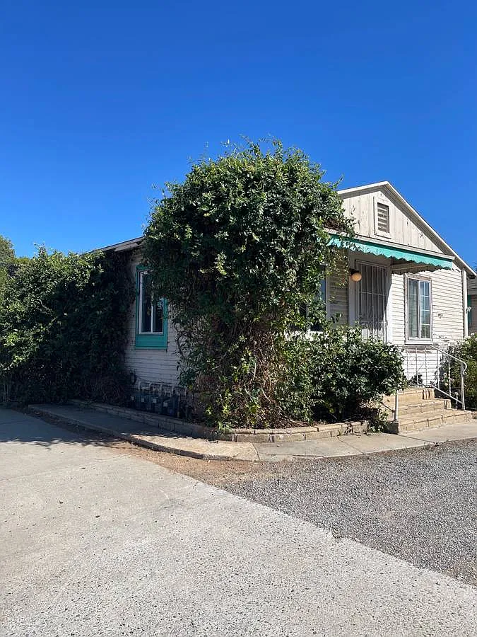 El Cajon House: 1391 Broadway