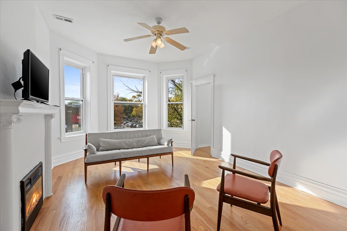 Chicago Condo: 3268 W Fullerton