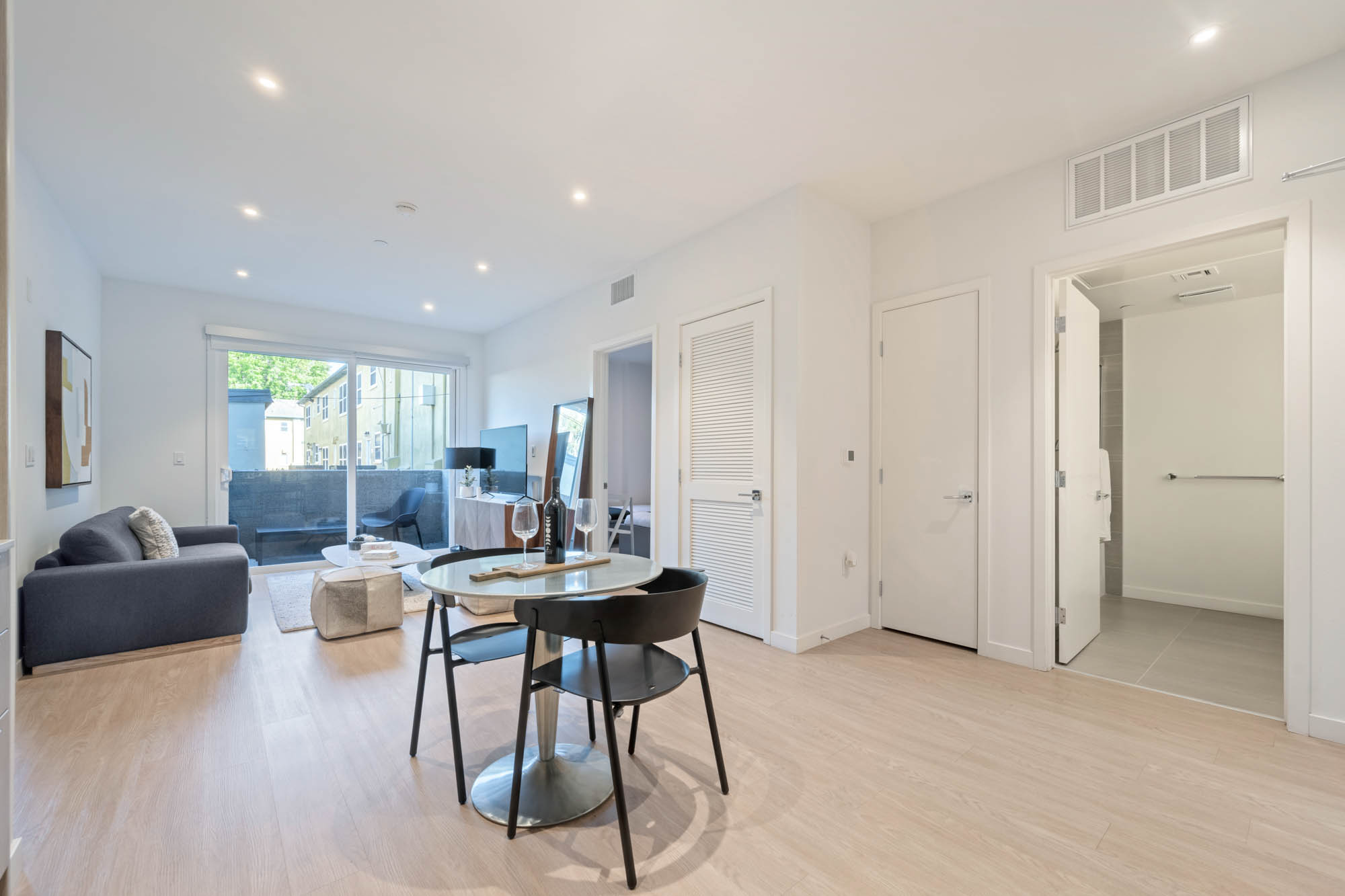 Los Angeles Apartment: 5851 W 88th St