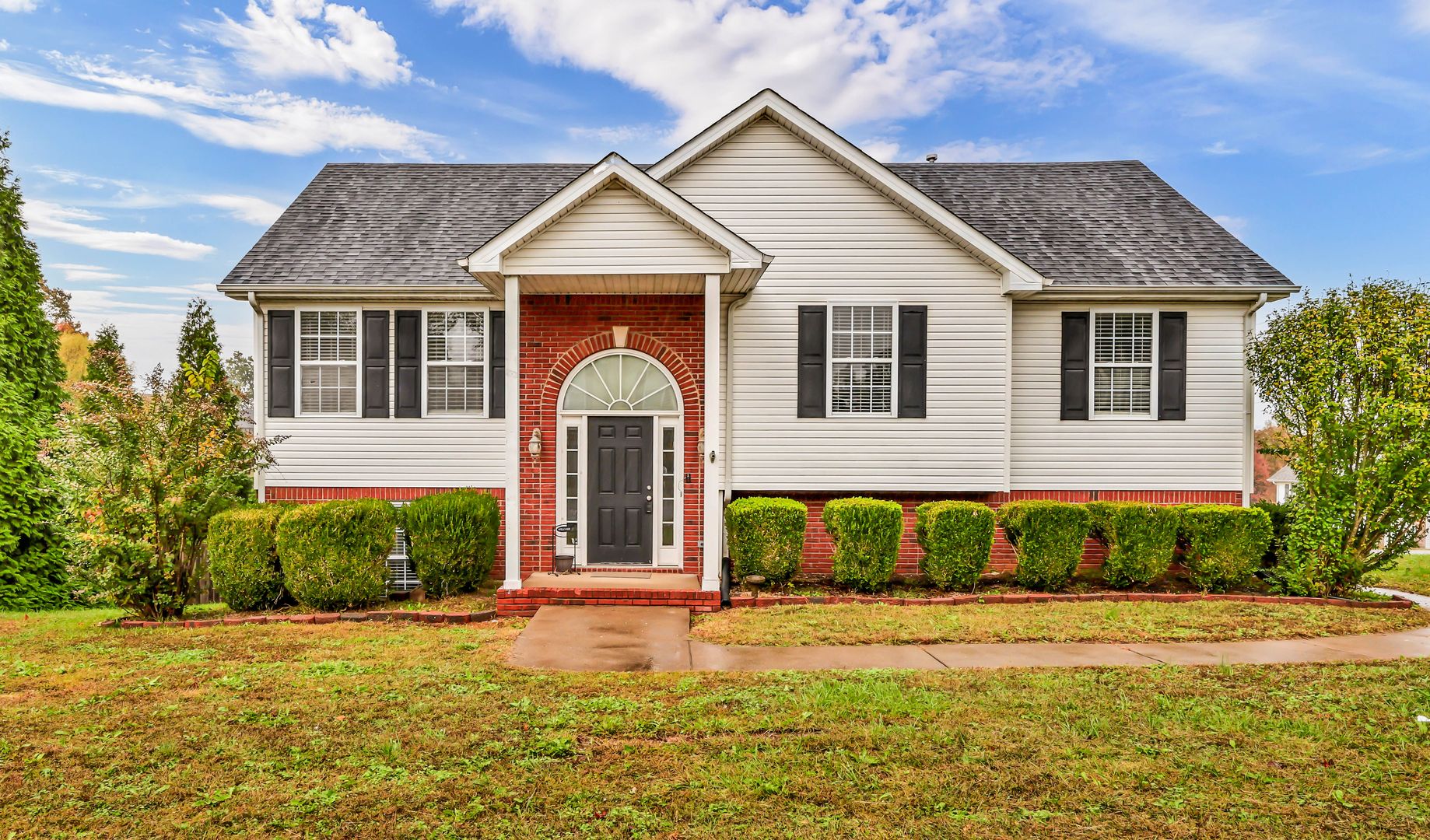 Clarksville House: 2856 Sharpie Dr