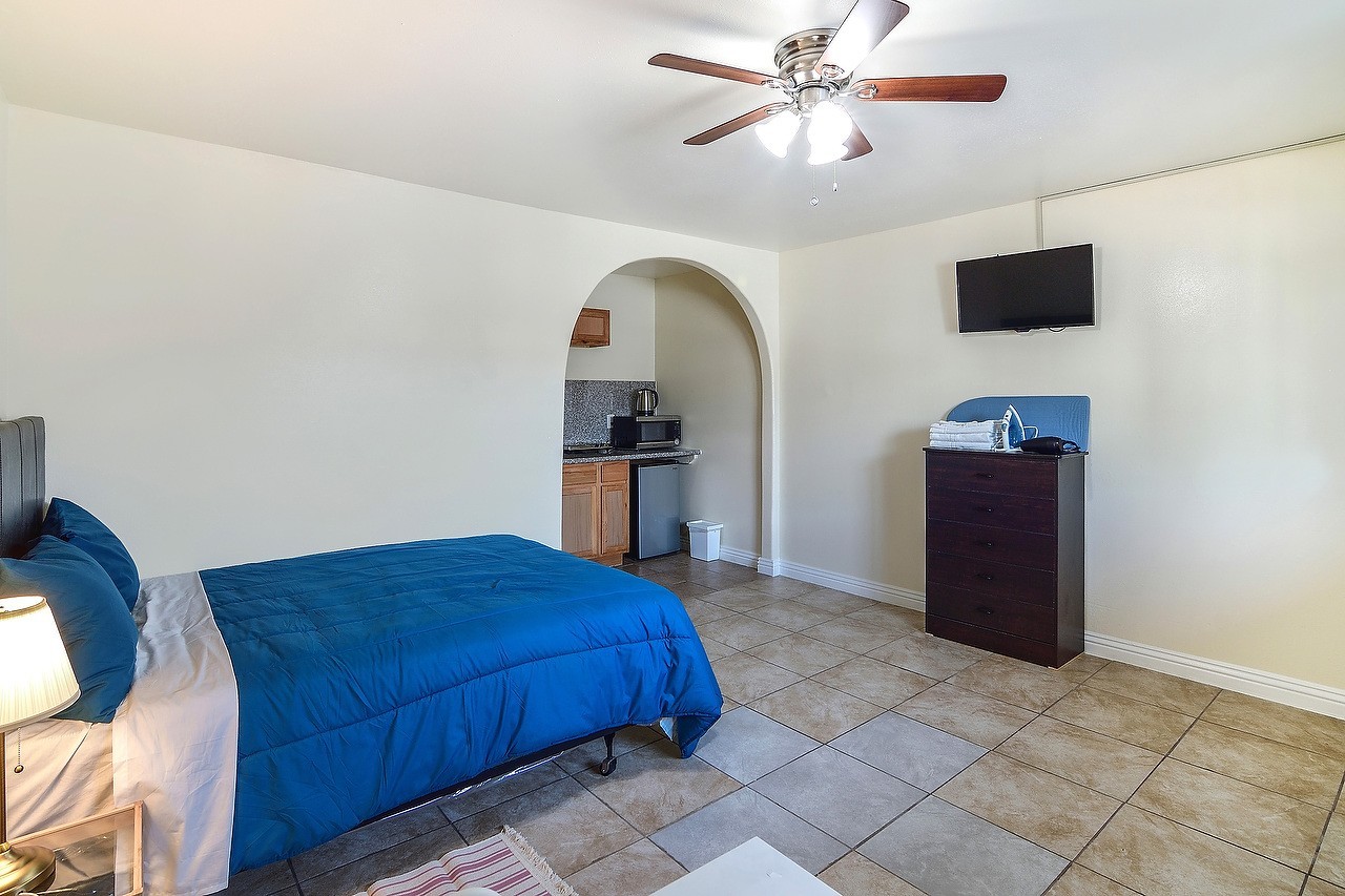 Los Angeles Apartment: 4905 W Adams Blvd