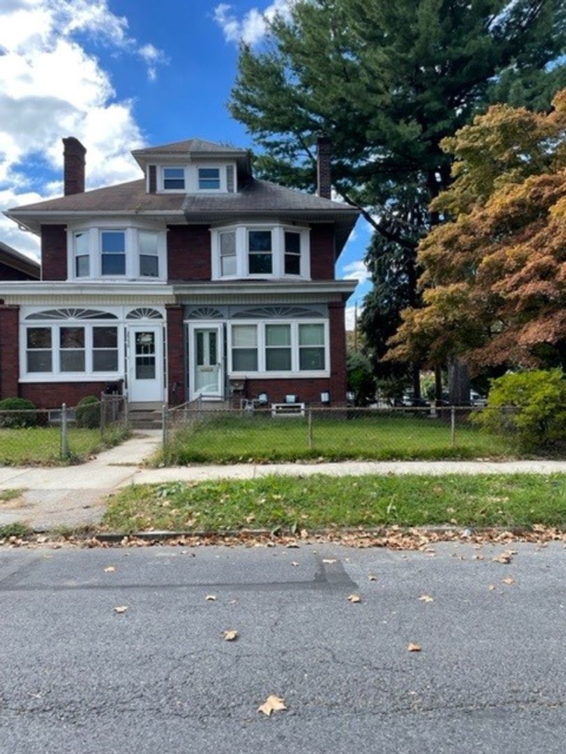 Harrisburg House: 2558 N 5th St