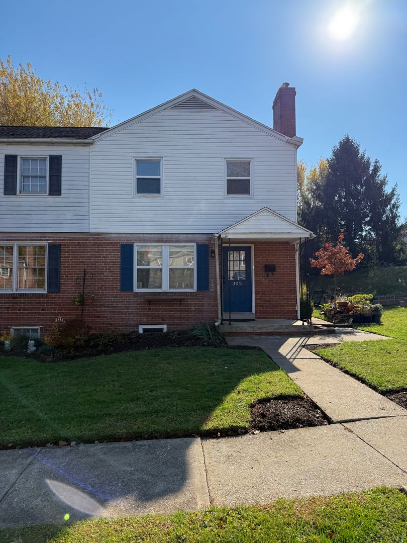 Middletown House: 302 Maple Road