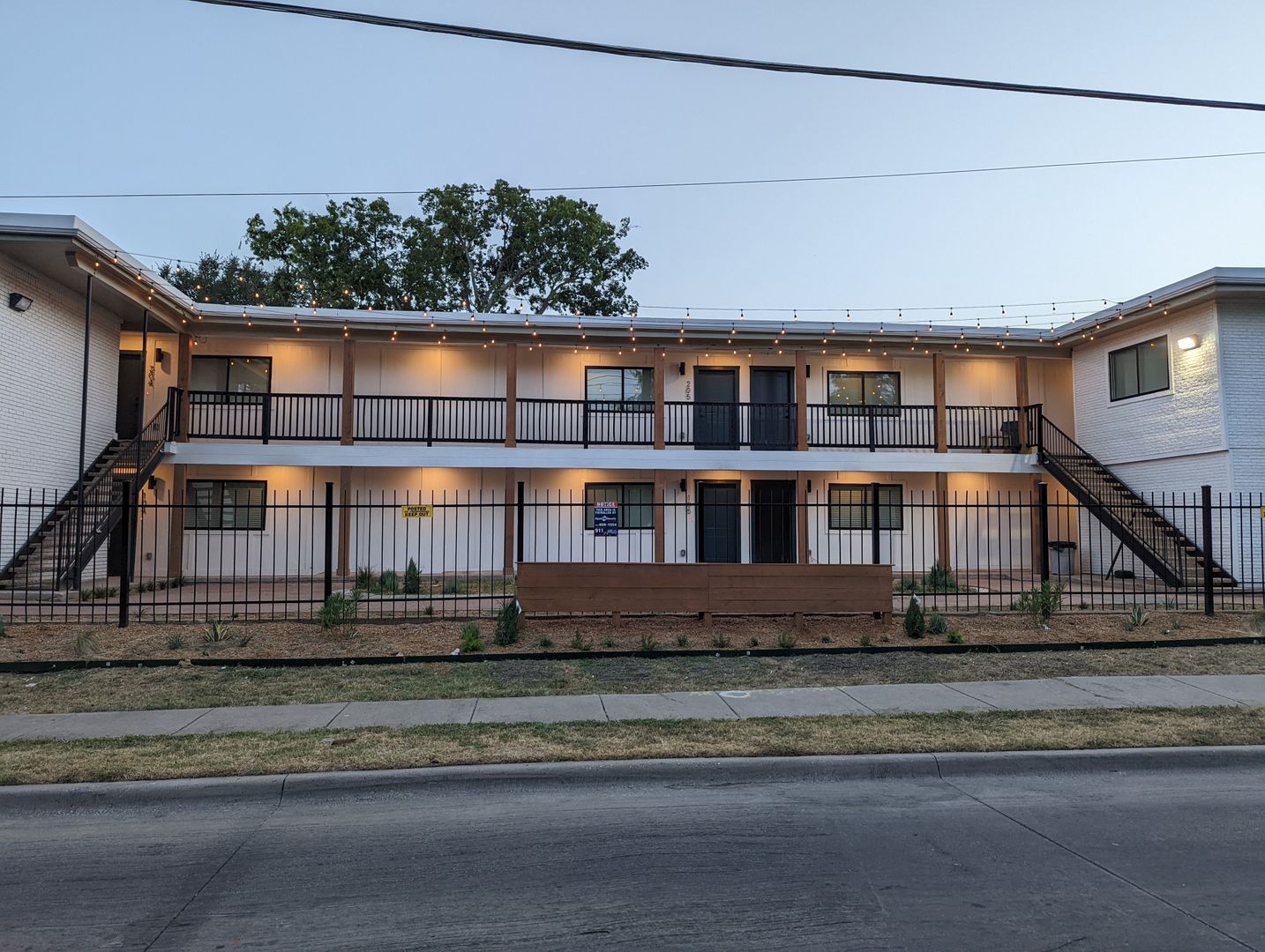 Dallas Apartment: 907 N Beacon St