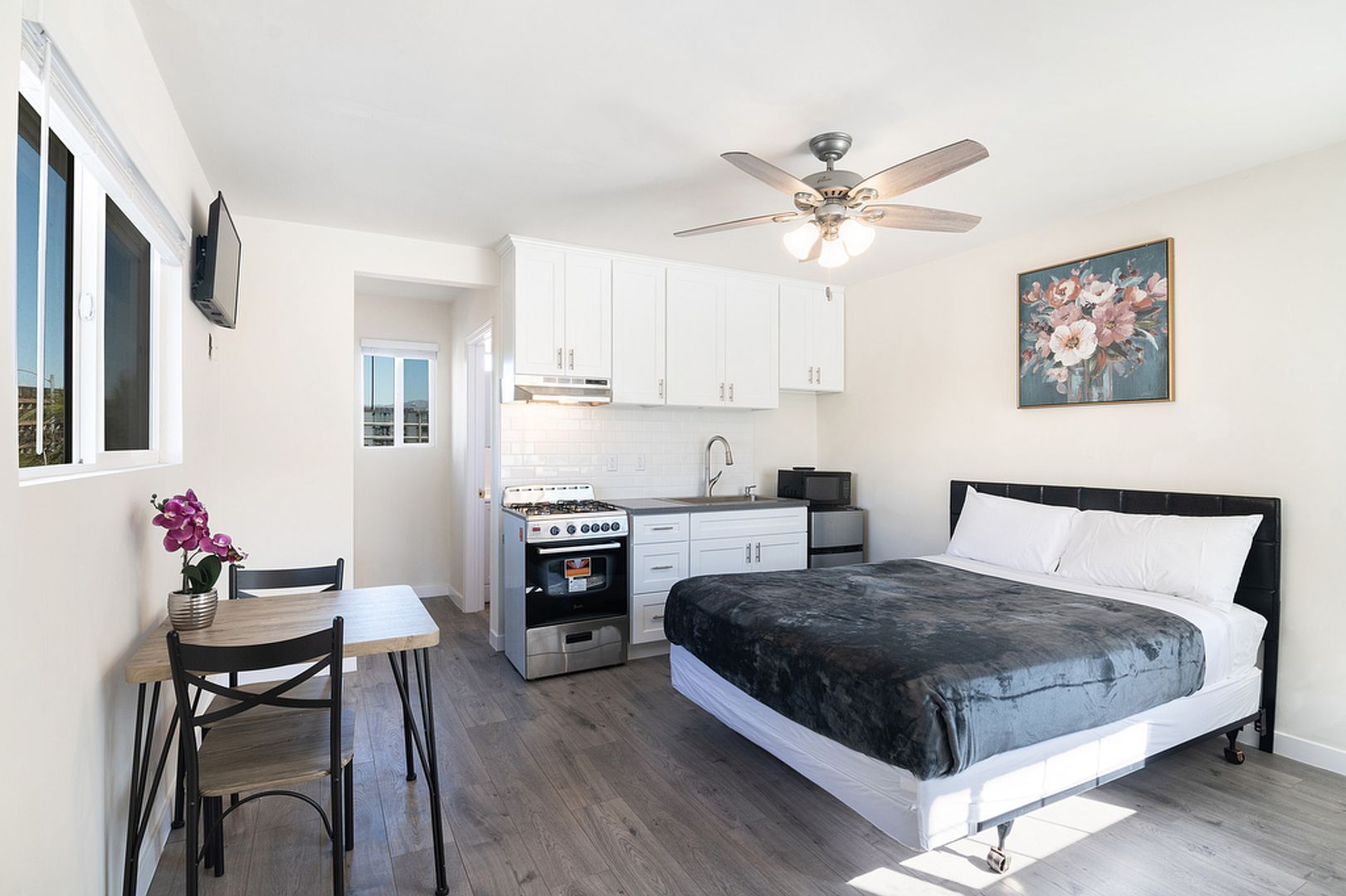 Los Angeles Apartment: 2025 W 3rd St