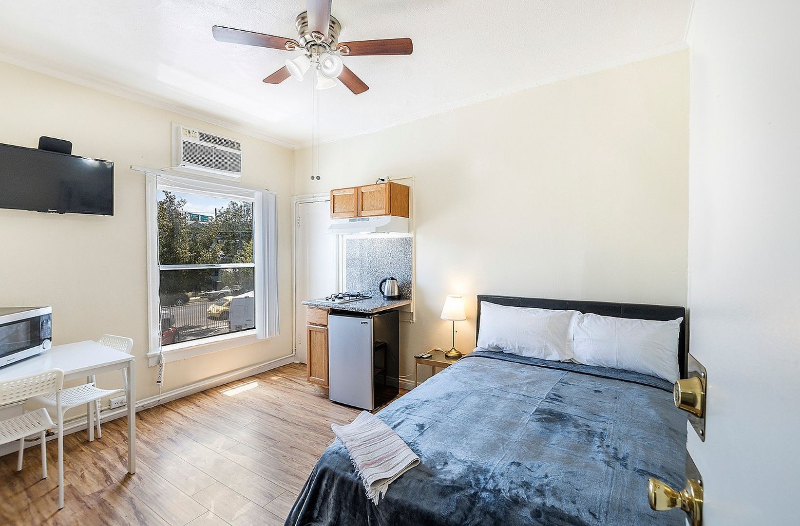 Los Angeles Apartment: 907 W 17th St