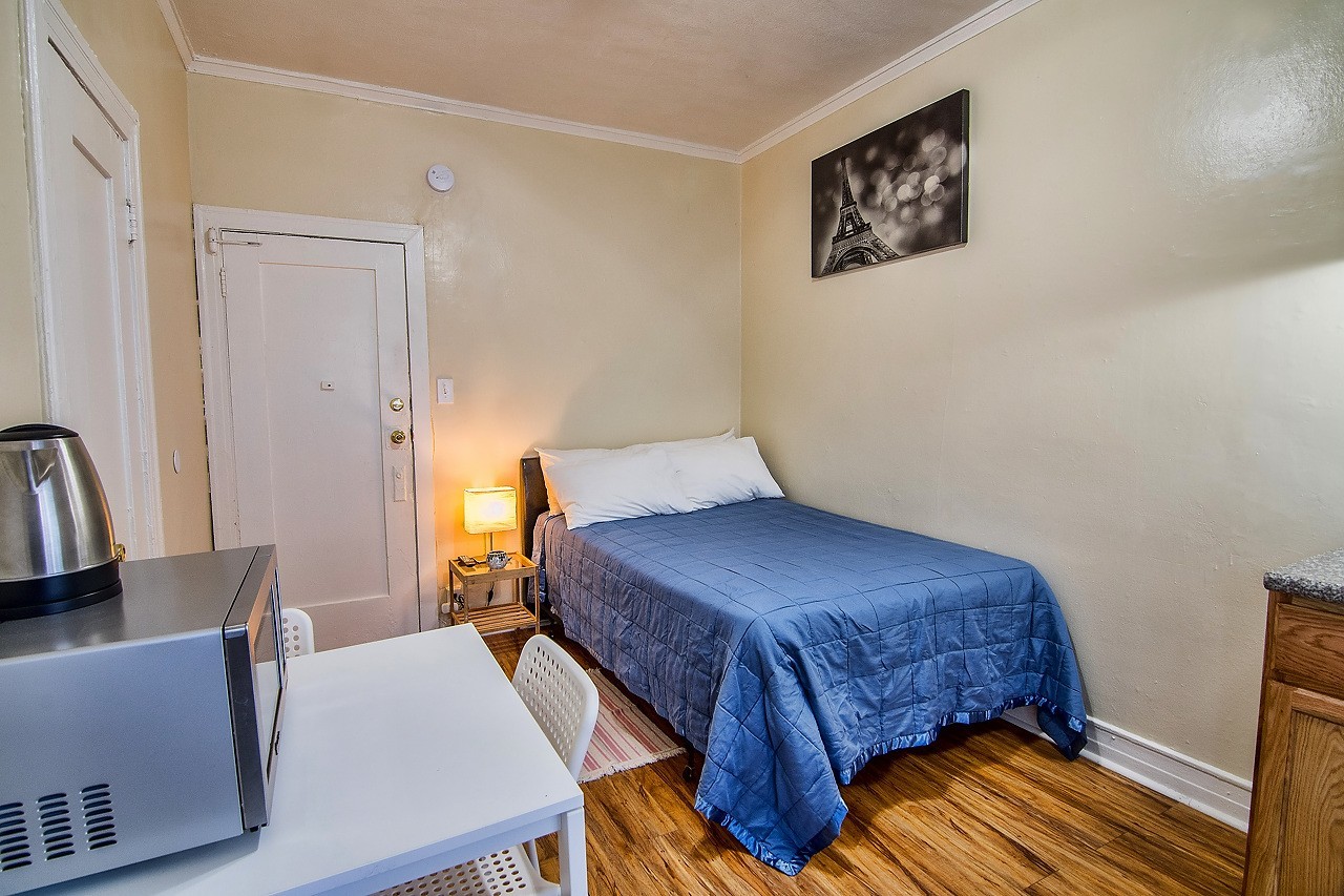 Los Angeles Apartment: 907 W 17th St