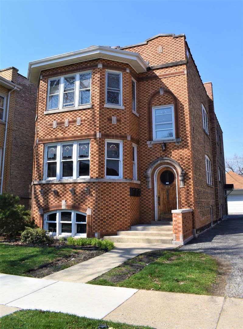 Berwyn Condo: 1628 Gunderson Ave -