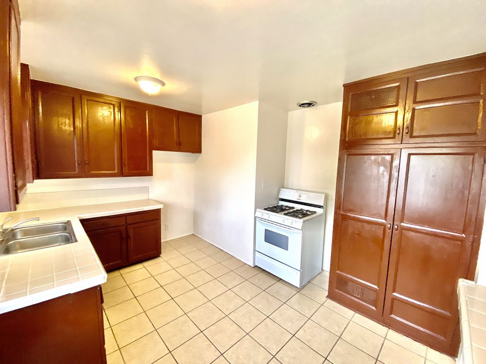 Inglewood Condo: 10203 England Ave