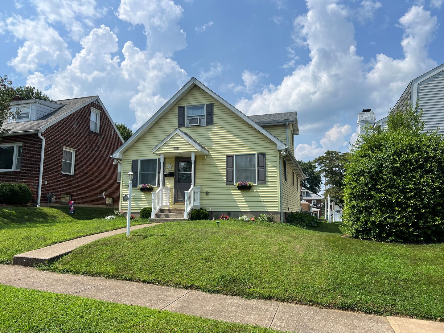 Hershey House: 137 W Areba Ave